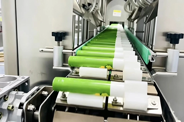 O facilitador da fabricação flexível: como as etiquetadoras compactas resolvem o desafio do “pequeno e bonito”